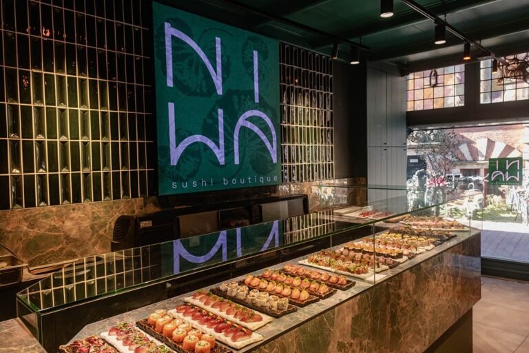 De glazen vitrine van NIWA Sushi Boutique 768x512