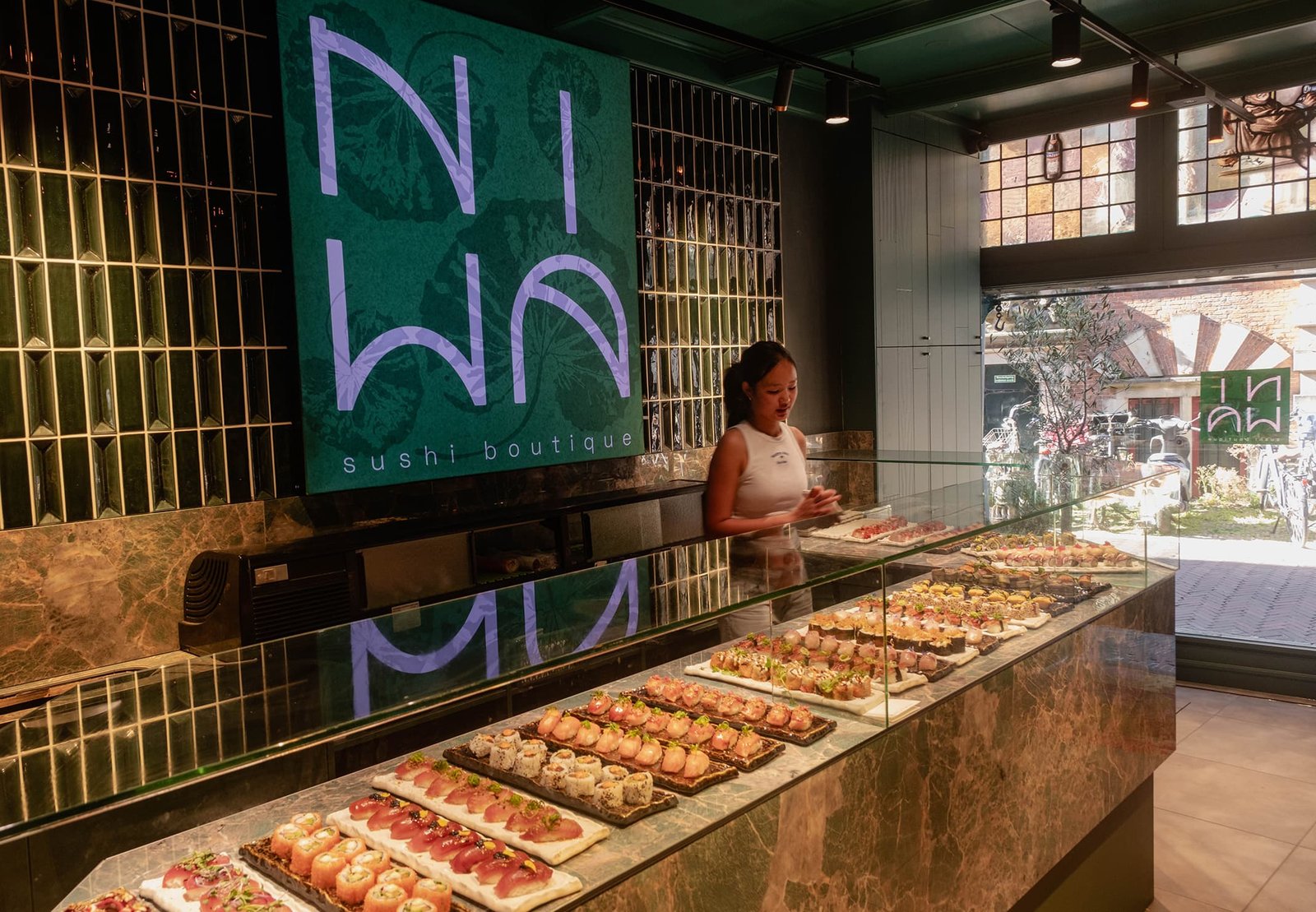 De grote vitrine met een divers assortiment handgemaakte sushi