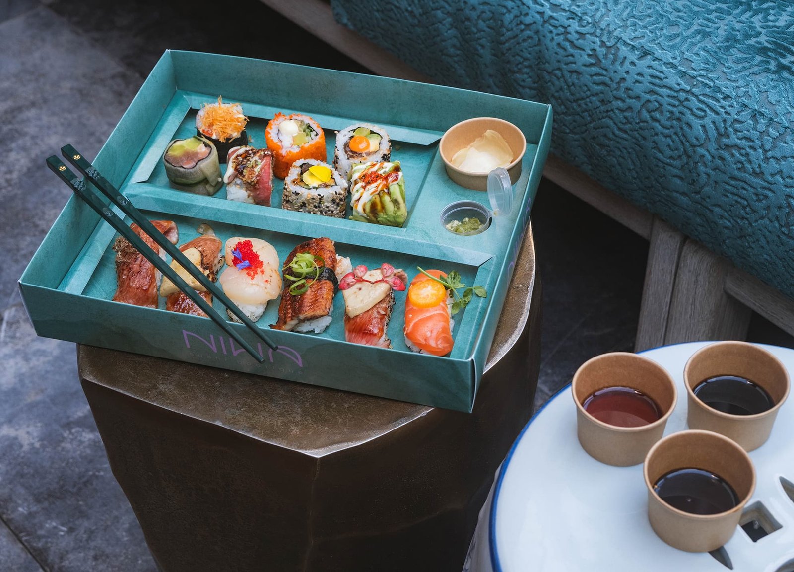 Een luxe doos met sushi en diverse sojasaus die je zelf kunt tappen