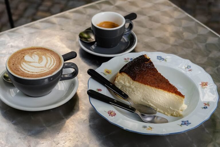 Koffie met Baskische cheesecake bij Sirene Berlin 768x513