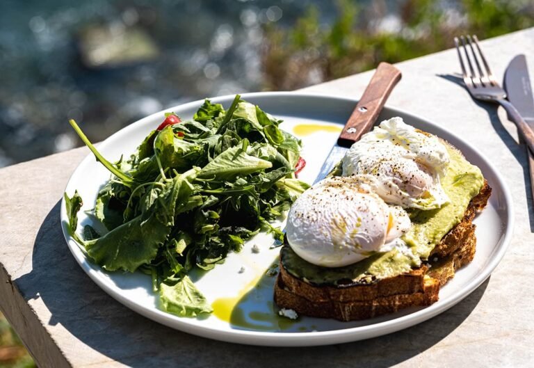 Ontbijt bij Cactus All Day met avocado toast en gepocheerde eieren en spinazie 768x529