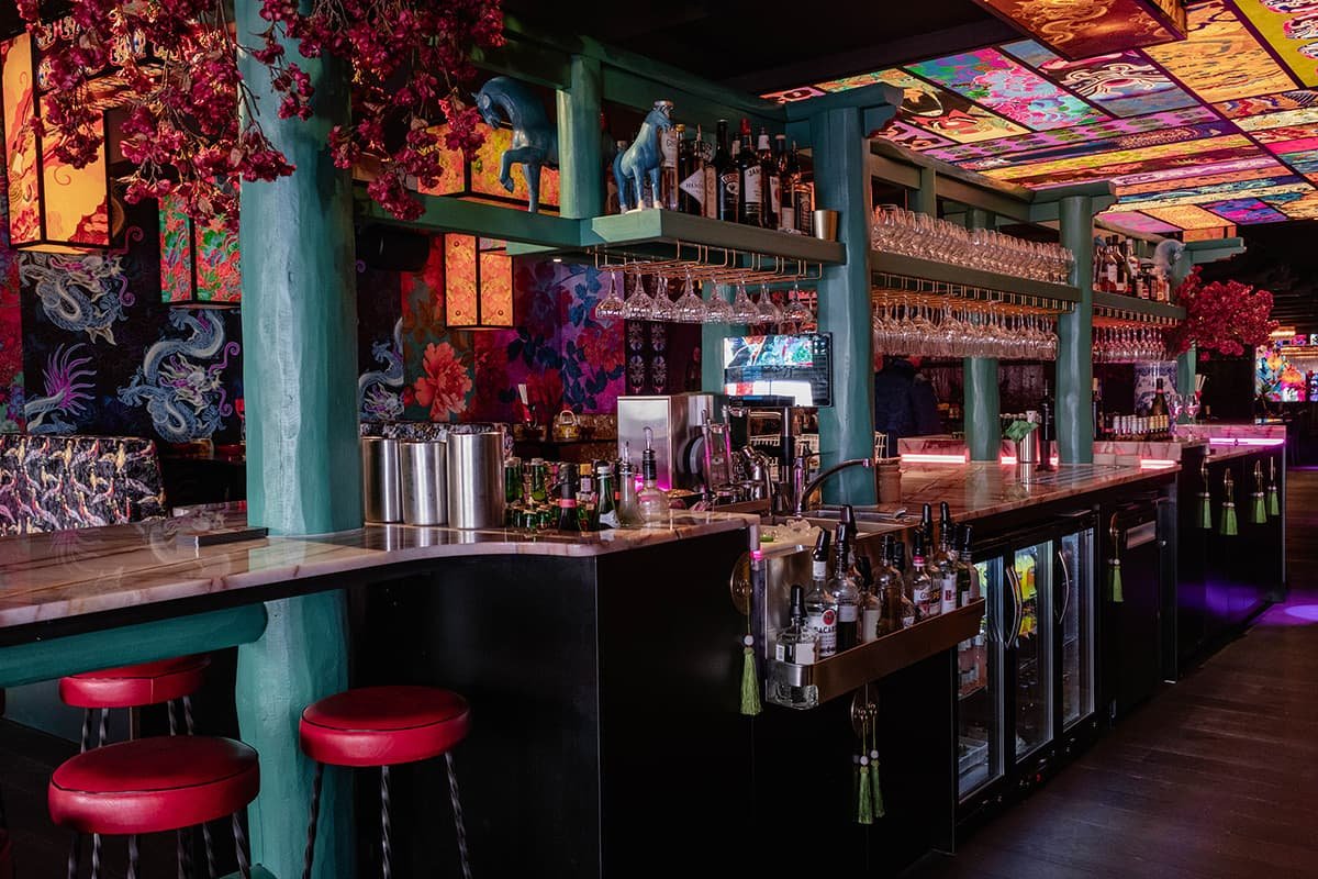 De bar midden in de zaak bij Dim Sum Canteen Roxy