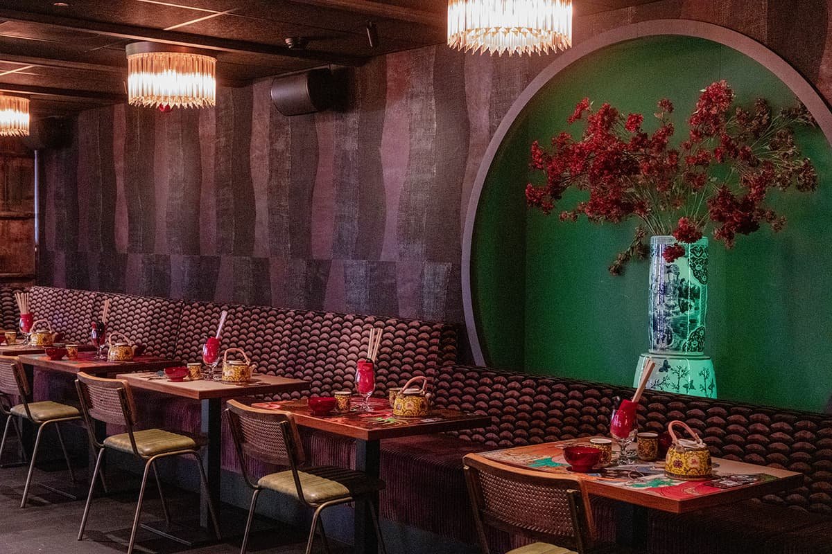 Gezellig interieur bij Roxy Dim Sum Canteen in Haarlem